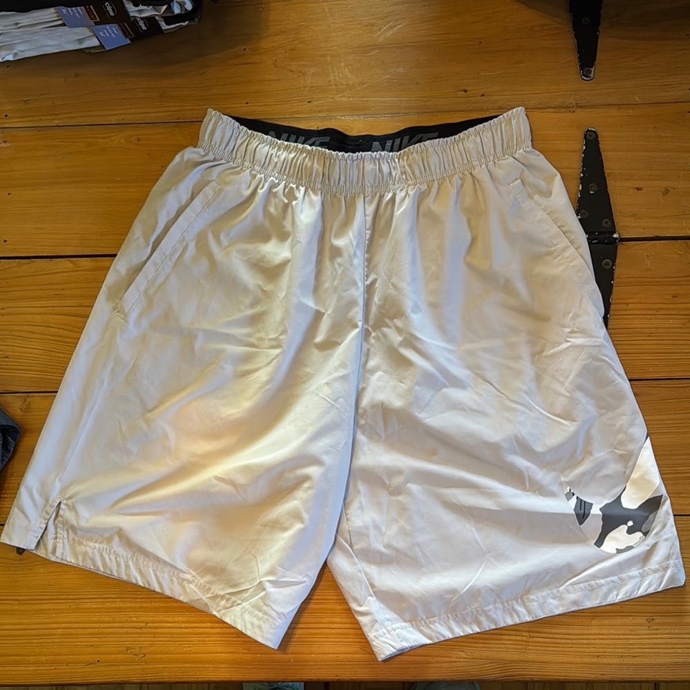 Men's light grey 9” DRI-FIT Nike Athletic Shorts, sz LG